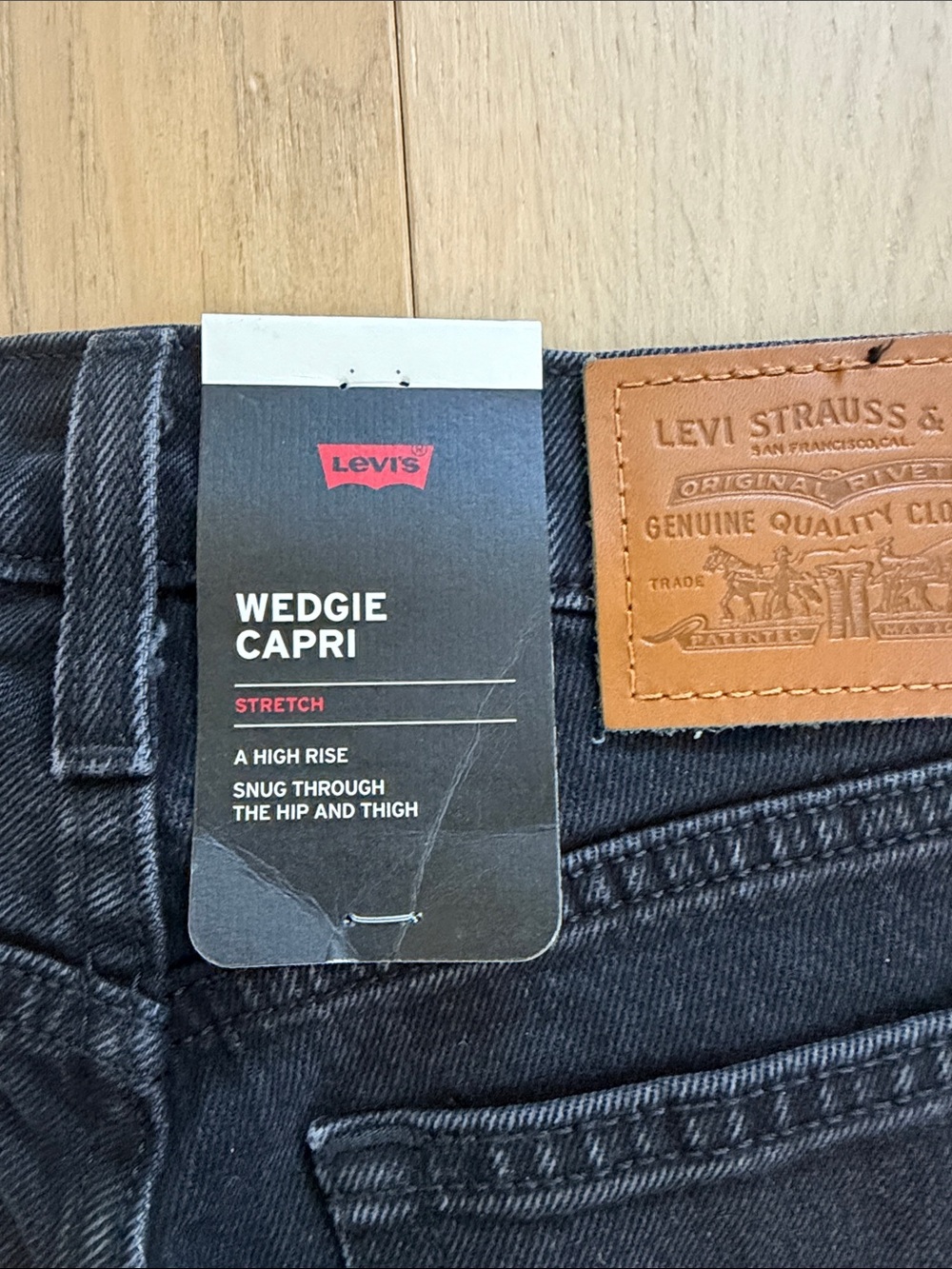 Levi's Wedgie Capri Jeans - Picture 3 of 5